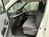 広々とした室内は運転しやすさと質感と機能を高めています。