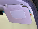 【サンバイザー】眩しい日差しをカットしてクリアな前方視界を確保。身だしなみを整えるミラーを装備。