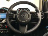 MINIのロゴが映える、シンプルでスタイリッシュなステアリング。