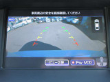 ナビ画面にアラウンドビュ-モニタ-(リアワイド)の映像を映し出しています。  狭い場所での車庫入れをサポ-トしてくれる便利アイテムです。