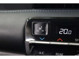 運転席と助手席には寒い日の肩や腰、冷えやすい下肢を温めてくれるシートヒーターが付いております!