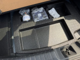 荷室下には、小さな収納もあります。