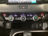 【左右独立オートエアコン】左右席で独立温度コントロールが可能です。運転席はキンキンに冷やして助手席はマイルドにと言った設定が可能です☆暑さ寒さでケンカすることもなくなりますね♪