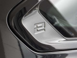 BMW2シリーズの個性をさりげなく感じさせる、フロントの「2」エンブレム。