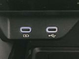 こちらのクルマはUSB接続コネクタも装備されています♪スマホの充電などにお使い下さい。ご旅行中での充電切れも、これなら心配いりませんね!