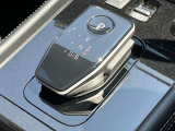 【電子制御式シフト】電気信号でギアを切り替える仕組みです。特徴として、操作後にレバーが元の位置に戻る、Pポジションは独立したボタン式、省スペースで軽い力で操作できることが挙げられます。