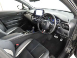 シンプルで使いやすいデザインの運転席です。
