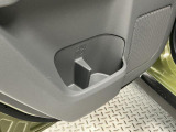 【後席ドリンクホルダー】後席用にも使いやすい位置にドリンクホルダーがございます。みんなが快適な空間でドライブはより楽しいものに♪