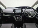 大きなフロントガラスで視界が広く、運転しやすいコクピット空間となります。