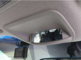 【室内確認用ミラー】車内の様子を確認できるミラーがついています。ルーフに設置したミラーで、1列目シートから振り返ることなく後方の様子を確認できます。