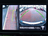 サイドブラインドモニターは、障害物などの確認を補助するシステムです。前進、右左折するときは直接目で周囲の安全を確認し、ゆっくりした速度で運転してください。また、左折時には内輪差に注意してください。