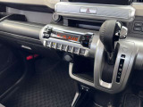 車内を快適な温度に自動調整するフルオートエアコンを装備。操作しやすいインパネシフトは、本革巻きで高級感があり、スムーズなシフト操作が可能です。