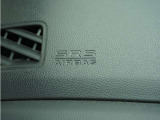 ◆助手席エアバッグ◆SRSエアバッグは、シートベルトだけでは防ぎきれない衝突時の衝撃から乗員を守るための安全装置。衝突時に瞬時に膨らみ、頭部や胸部がダッシュボードに直接衝突するのを防ぎます。