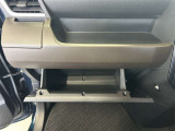 ちょっとしたところは収納ボックスにもなっています。車内はサイズも決まっているので、収納が少ないと思っているアナタ!ご安心ください。さまざまなところに収納が隠れているんです♪