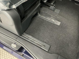 【ロングスライドシート】運転席と後席のウォークスルーや、運転席に座った状態での後席へのアクセスなど、使い勝手の良い動線を実現しています。