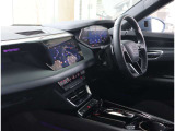 内装はシンプルに使い勝手を考え作られています。お車を運転する感覚をダイレクトに体感して頂けます。室内も広くロングドライブにも快適にお過ごしいただけます。
