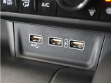 ◆USB接続端子◆スマホやiPodなどを接続して、いつもの音楽を車内でもお楽しみいただけます♪