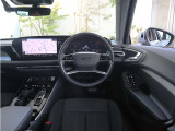 Audiのインテリアは厳選素材を緻密に作りこんだ美しい個々のパーツを、衝撃にも耐えうるよう丁寧に組み上げて、構成されています。見た目に美しく、そして機能的でもあること。これこそがAudiのインテリアの伝統です