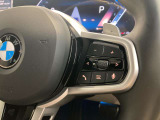 BMWのステアリングはドライバーと車体が一体感に感じれるような操作性を実現しております。また、握りやすさや操作性を向上するためにスイッチ類も配置されております。