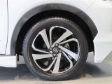 純正のアルミホイール装着車です。タイヤサイズは195/60R17です。