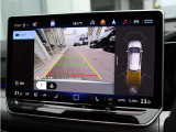後方の視界をモニターに映し出すリアビューカメラを装備し、駐車やバック時の操作をサポートします。