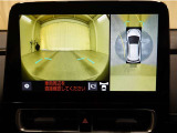 パノラミックビューモニター付きです。車両を上から見たような映像をディスプレイオーディオ画面に表示。運転席からの目視だけでは見にくい、車両周辺の状況をリアルタイムでしっかり確認できます。