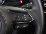 【マツダ・レーダー・クルーズ・コントロール】センサーが前方車を検知し、運転者がアクセルペダルやブレーキペダルを踏まなくても、設定した速度での走行や、前方車との車間距離を一定に保つ追従走行ができます。