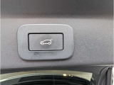 パワーテールゲート装備。スイッチ操作でスムーズに開閉でき、荷物の積み下ろしを快適にサポートします。