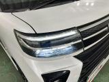白く明るい光で夜間走行をサポートするLEDヘッドランプを搭載