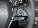 ステアリングスイッチ付きで、運転中に視線を前に向けたまま操作できます。