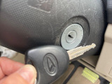 【キーレス】少し離れた場所からでもボタン一つでドアの開錠・施錠ができるのでとっても便利!ドアの鍵穴周りに傷をつけることもありません♪