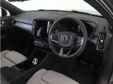 インストルメントパネルは僅かに運転席側へと傾けられているほか、余計なスイッチ類を可能な限り排し、運転に集中しやすい環境を造り出しています。