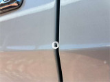 運転席側リヤドアの淵に一部塗装剥がれがございます。