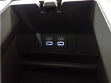 充電用USB端子付き。スマートフォンなどの充電に便利です。