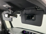 【サンバイザー】車内で身だしなみを整えるためのバニティミラーがセット。お化粧直しや髪型のチェックに活用できます。
