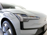 ボルボアイデンティティを進化継承する印象的なトールハンマーライト。LEDデイタイム・ランニング・ライトやポジションライト、ウインカーの役割も果たします。