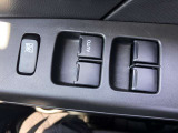 運転席からパワーウインドー・電動格納ミラーの操作が出来ます。また、パワーウインドーには運転席以外をOFFにすることができますので、お子様の安全防止としてご使用ください!