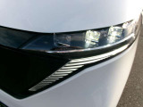 LEDヘッドランプ。夜間ドライブ安心。ハイビームアシスト。ヘッドランプのハイビームとロービームを自動切り替え。常に良好な前方視界の維持をサポート。