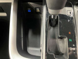 充電用USB端子付き。スマートフォンなどの充電に便利です。