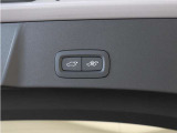 テールゲートには、スイッチ一つで開閉可能な電動開閉機能を装備。また、リアバンパーの下で足を動かすだけで開閉できる、ハンズフリー・オープニング/クロージング機構も搭載しています。