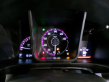 見やすいメーターに様々な情報を表示でき快適かつ安全に運転できます。