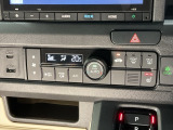 操作性の良いエアコンパネル。前席シートヒーターで寒い冬も快適ドライブ。