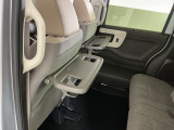 運転席と助手席のシートの裏に収納式のテーブルが装備されています。休憩時のちょっとした小物置きに使えてとっても便利ですね♪