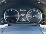 視認性の高いメーターデザインで、運転状況をひと目で確認できます。情報をわかりやすく表示します。