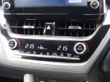 オートエアコンで車内快適♪ご希望の温度に設定すれば風向きや風量を自動で調整してくれますよ!