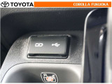 ポータブルオーディオなどの機器を接続して、車両のスピーカーで聞くことができます。