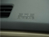 ◆助手席エアバッグ◆SRSエアバッグは、シートベルトだけでは防ぎきれない衝突時の衝撃から乗員を守るための安全装置。衝突時に瞬時に膨らみ、頭部や胸部がダッシュボードに直接衝突するのを防ぎます。