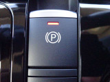 【電動パーキングブレーキスイッチ】オートホールドをONにすると、ブレーキを踏んで停車したときにペダルから足を離しても停車状態を維持!オートホールドをOFFにすることで手動解除のサイドブレーキに!