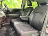 運転席側のドア内部。収納スペースなども備えられており、ちょっとした荷物を入れておくのに便利です。