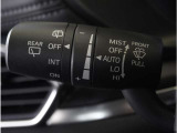 【オートワイパー機能】レバーをAUTOの位置にしているとき、レインセンサーが雨を感知すると、雨量に応じて、ワイパーが自動で作動します。